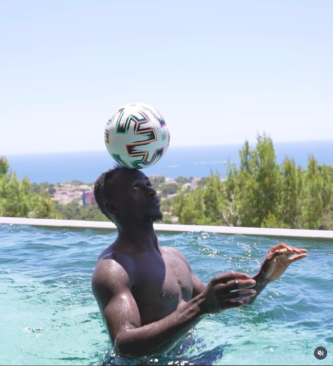 Sadio Mane   Cukup banyak pemain bola yang menaati ajaran agama sehingga memutuskan untuk tidak bertato. Sadio Mane yang memeluk Islam juga disebut salah satu satunya. Seperti Pogba, bintang asal Senegal yang tergabung dalam Al-Nassar itu juga memilih untuk tidak menggambar tubuhnya karena dianggap terlarang.  Foto: Instagram