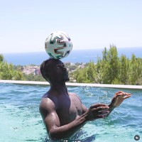 Sadio Mane   Cukup banyak pemain bola yang menaati ajaran agama sehingga memutuskan untuk tidak bertato. Sadio Mane yang memeluk Islam juga disebut salah satu satunya. Seperti Pogba, bintang asal Senegal yang tergabung dalam Al-Nassar itu juga memilih untuk tidak menggambar tubuhnya karena dianggap terlarang.  Foto: Instagram