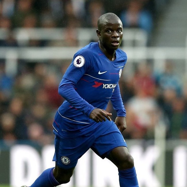 NGolo Kante   Kante dikenal dengan gaya hidupnya yang religius. Pemain Al-Ittihad berusia 33 tahun itu sering dipuji karena tidak meninggalkan sholat dan sering terlihat di mesjid. Karena itu, tidak heran jika tubuhnya bersih tanpa tato dan tindik di tubuhnya. Foto: Instagram