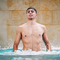 Rodri Hernandez   Rodri yang bermain untuk Manchester City juga memilih gaya hidup sederhana. Ia tidak dikenal dengan gaya hidup glamour. Hal itu dikatakan sendiri oleh Pep Guardiola. Dia tidak punya tato atau anting. Rambutnya, dia terlihat seperti gelandang bertahan! Seorang gelandang bertahan harus seperti ini, pikirkan [anggota tim] lainnya, kata Pep Guardiola. Foto: Instagram