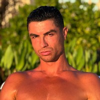 Cristiano RonaldoTato menjadi hal yang tidak asing bagi para pemain bola dunia. Tapi Ronaldo tampaknya tidak ingin menoreh satu goresan apapun pada tubuhnya. Alasannya adalah ia ingin darahnya tetap bersih agar bisa terus mendonorkan darah. Bintang Al-Nassr khawatir tertular penyakit dari jarum suntik jika mentato tubuhnya.Foto: Instagram