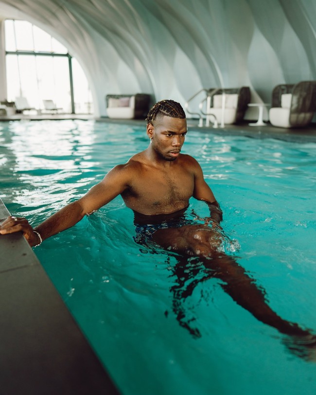 Paul Pogba   Pemain kenamaan lain yang tidak punya tato adalah Pogba. Pria 32 tahun ini disebut juga belum terungkap punya satu gambar pun di tubuhnya. Dikatakan jika pemain AS Monaco tersebut, tidak melakukannya karena menuruti perintah ajaran Islam. Foto: Instagram