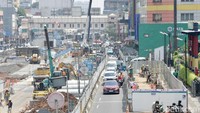 Direktur Utama PT MRT Jakarta, Tuhiyat memaparkan progres MRT Fase 2A jalur Bundaran HI ke Kota hingga Mei 2025 sudah tembus 48%. Proyek ini dibagi dalam tiga tahap. Foto: Grandyos Zafna