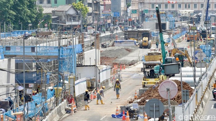 Pembangunan MRT Fase 2 Sejumlah pekerja tengah menyelesaikan pembangunan MRT di kawasan Glodok, Jakarta Barat, Kamis (4/9/2025). Direktur MRT Jakarat Tuhiyat menjabarkan rencananya pada 2029, proyek MRT Jakarta Fase 2A akan tersambung penuh dari Bundaran HI ke Kota. Direktur Utama PT MRT Jakarta, Tuhiyat memaparkan progres MRT Fase 2A jalur Bundaran HI ke Kota hingga ban Mei 2025 sudah tembus 48%. Proyek ini dibagi dalam tiga tahap.