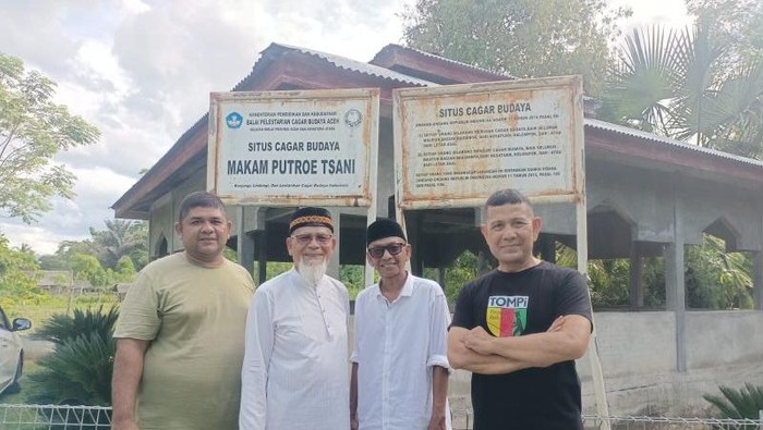 Pemerhati sejarah Aceh di makam permaisuri Sultan Iskandar Muda di Pidie, Aceh, Rabu (3/9/2025). (ANTARA/HO/Tarmizi A Hamid)
