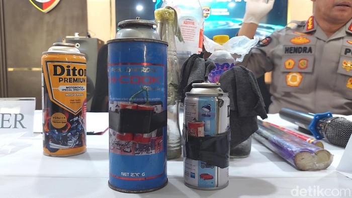 Penampakan molotov yang terbuat dari kaleng berisi gas dan diikat dengan petasan