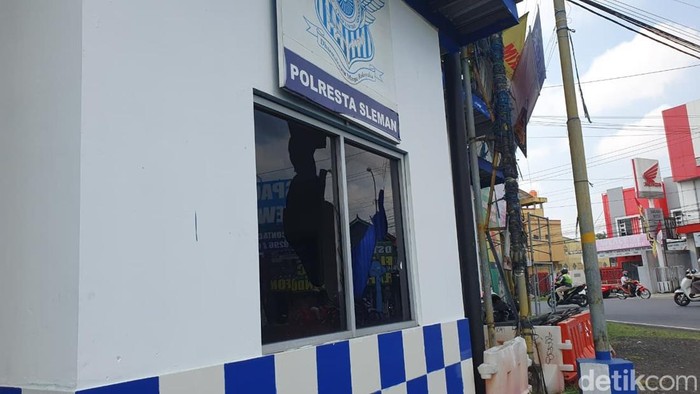 Kaca Pos Polisi Lalu Lintas Pelemgurih, Sleman pecah diduga dirusak orang tak dikenal, Kamis (4/9/2025).