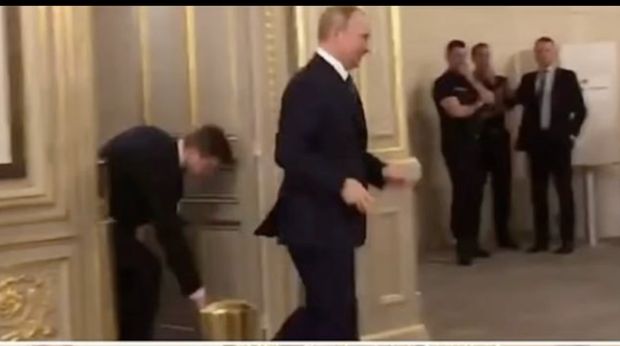 Pengawal Vladimir Putin dilaporkan mengumpulkan dan mengembalikan semua urin dan tinjanya selama perjalanan luar negeri ke Rusia untuk mencegah intelijen asing menganalisis kotorannya guna mendapatkan petunjuk tentang kesehatan, pengobatan, atau kondisi genetiknya. (Facebook/Azania A Place Called home)