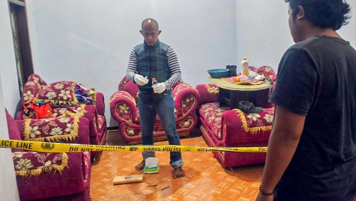 Penyidik kepolisian di Probolinggo melakukan olah TKP di rumah warga tempat terjadinya ledakan bondet.