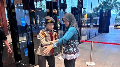 Personel Polda Bali memeriksa peserta The Chandi Summit 2025 di The Meru, Sanur, Denpasar. (Dok. Polda Bali)