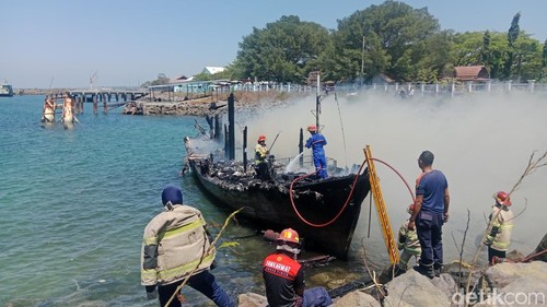 Petugas pemadam kebakaran berjibaku memadamkan api yang melalap kapal AMJ 4 di Dermaga Labuhan Haji, Lombok Timur, NTB, Kamis (4/9/2025). (Foto: Sanusi Ardi W/detikBali)