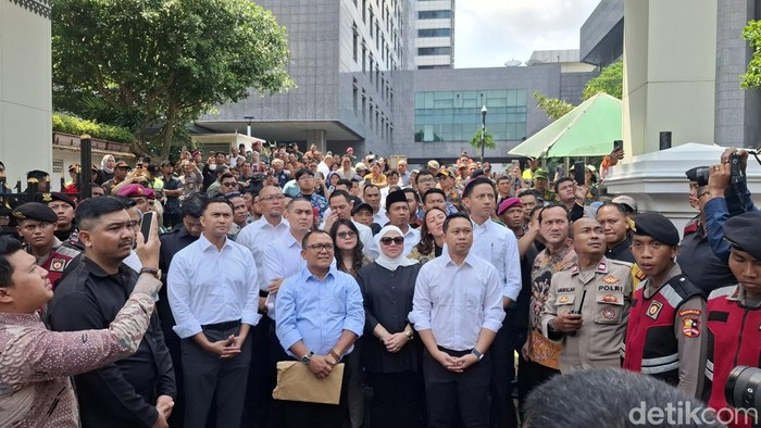Pimpinan DPRD DKI menemui massa yang menggelar demonstrasi di depan Gedung DPRD DKI. (Belia/detikcom).