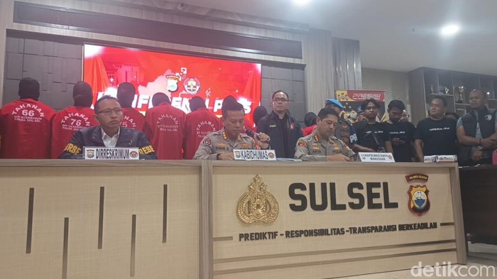 Polda Sulsel dan Polrestabes Makassar merilisi kasus perusakan dan pembakaran gedung DPRD Sulsel serta gedung Makassar.