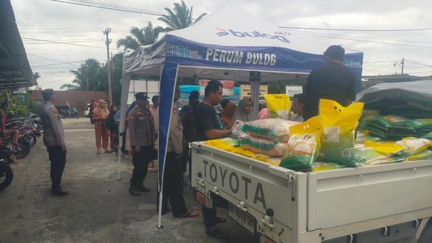 Polisi dan Bulog menyalurkan 3 beras ton beras dalam Gerakan Pangan Murah di Polsek Kandis, Siak