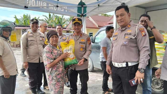 Polisi dan Bulog menyalurkan 3 beras ton beras dalam Gerakan Pangan Murah di Polsek Kandis, Siak