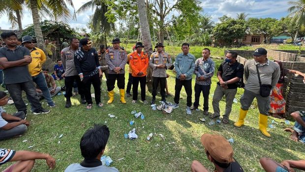 Polisi dan Pemkab Kuansing berdialog dengan warga pemilik PETI di aliran Sungai Kuantan, Kamis (4/9/2025)