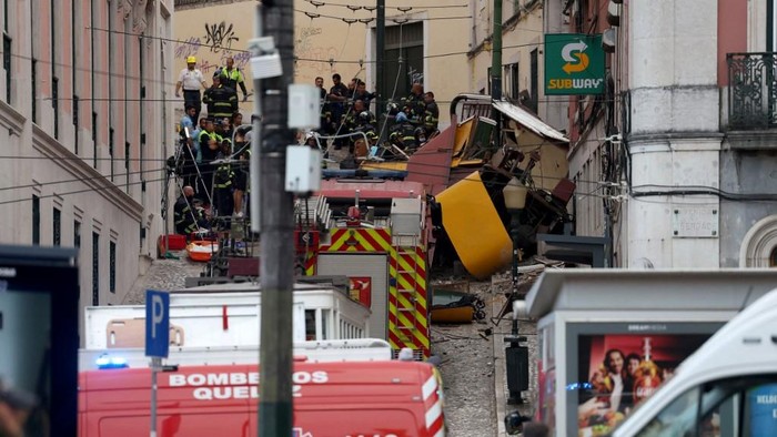 Police and firefighters work on the site of the Gloria funicular railway accident in Lisbon, on September 3, 2025. The accident of a funicular railway caused several dead and seriously injured in Lisbon, announced the Portugals President of the Republic. (Photo by PATRICIA DE MELO MOREIRA / AFP)