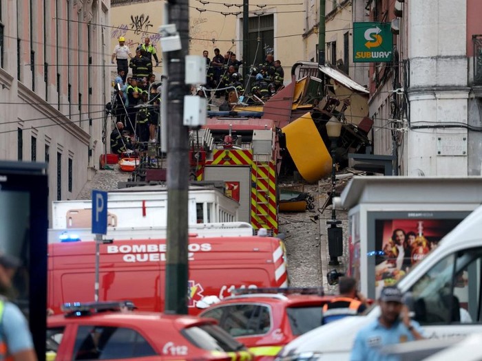 Police and firefighters work on the site of the Gloria funicular railway accident in Lisbon, on September 3, 2025. The accident of a funicular railway caused several dead and seriously injured in Lisbon, announced the Portugals President of the Republic. (Photo by PATRICIA DE MELO MOREIRA / AFP)