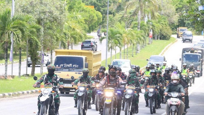 Polisi dan TNI saat melakukan patroli skala besar di Babel.