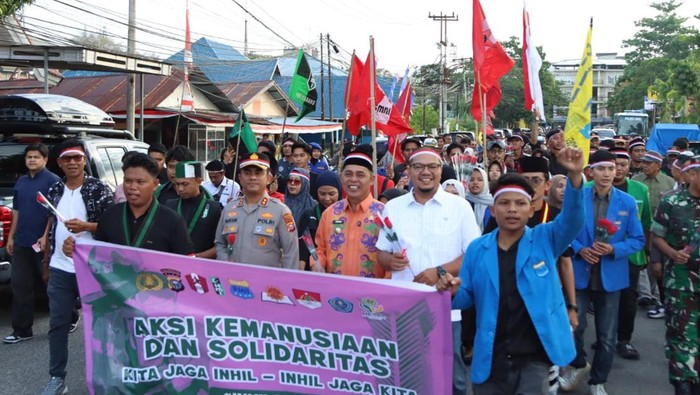 Polisi hingga mahasiswa menggelar aksi solidaritas untuk Affan Kurniawan dengan membagikan bunga mawar di Indragiri Hilir, Riau, Kamis (4/9/2025) sore.