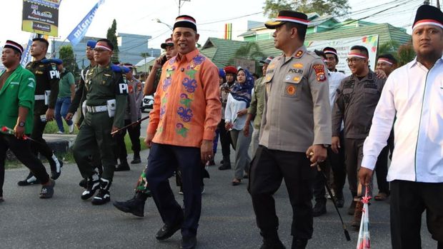 Polisi hingga mahasiswa menggelar aksi solidaritas untuk Affan Kurniawan dengan membagikan bunga mawar di Indragiri Hilir, Riau, Kamis (4/9/2025) sore.