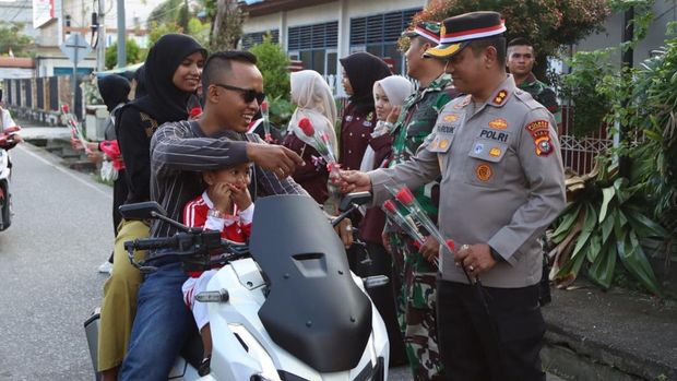 Polisi hingga mahasiswa menggelar aksi solidaritas untuk Affan Kurniawan dengan membagikan bunga mawar di Indragiri Hilir, Riau, Kamis (4/9/2025) sore.