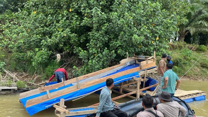 Polisi melakukan operasi PETI dan menemukan sejumlah rakit di aliran Sungai Kuantan, Kuansing, Kamis (4/9/2025).