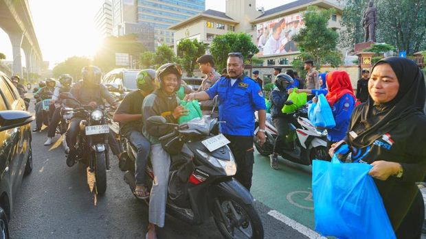 Polri dan KSPSI berbagi sembako ke masyarakat di depan Mabes Polri, Jakarta, Kamis (4/9/2025).