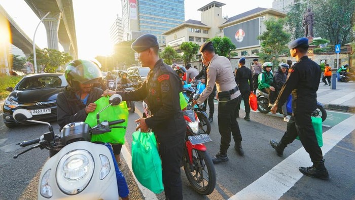 Polri dan KSPSI berbagi sembako ke masyarakat