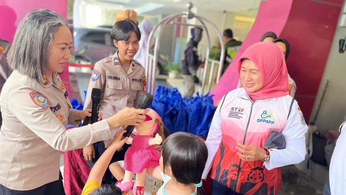 Polwan turun memberikan trauma healing terhadap warga yang terdampak ricuh di sekitar Mako Brimob Kwitang, Jakarta Pusat, Rabu (3/9/2025).