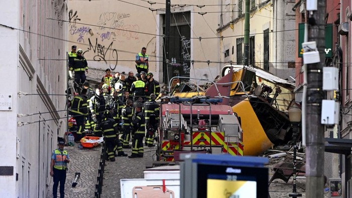 First responders work at the site of an accident involving Lisbons Gloria funicular, a popular tourist attraction, which derailed and crashed, resulting in fatalities and injuries, according to authorities, in Lisbon, Portugal, September 3, 2025. REUTERS/Stringer     TPX IMAGES OF THE DAY