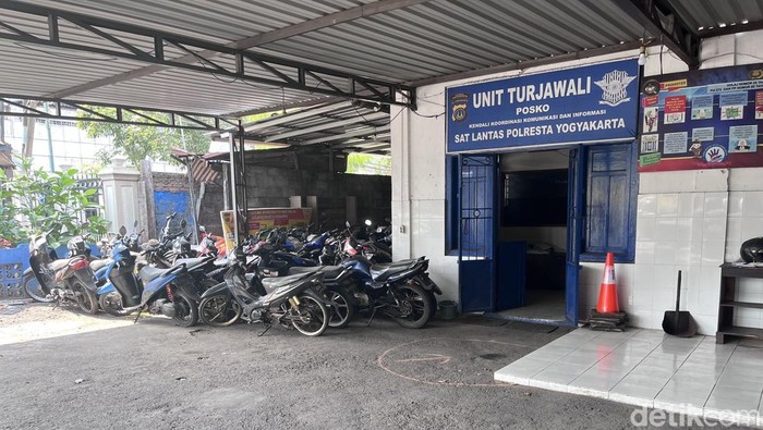 Lokasi pelemparan bom molotov di Pos Polisi Pingit, Kecamatan Jetis, Kota Jogja, Kamis (4/9/2025).