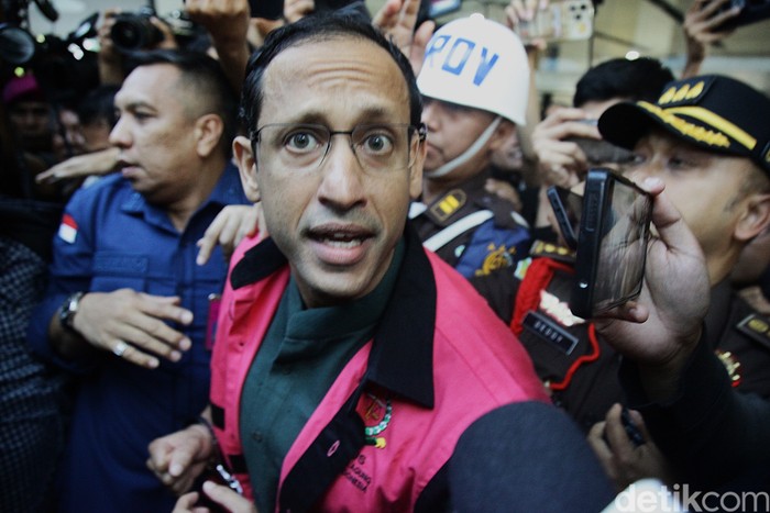 Mantan Menteri Pendidikan, Kebudayaan, Riset, dan Teknologi (Mendikbudristek) Nadiem Makarim resmi ditetapkan sebagai tersangka kasus dugaan korupsi pengadaan laptop Chromebook. Kejaksaan Agung langsung menahan Nadiem pada Kamis (4/9/2025).
