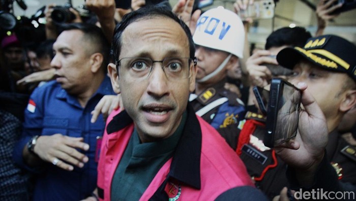 Mantan Menteri Pendidikan, Kebudayaan, Riset, dan Teknologi (Mendikbudristek) Nadiem Makarim resmi ditetapkan sebagai tersangka kasus dugaan korupsi pengadaan laptop Chromebook. Kejaksaan Agung langsung menahan Nadiem pada Kamis (4/9/2025).