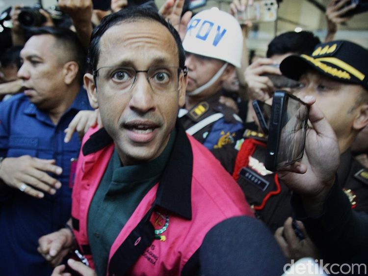 Potret Nadiem Makarim Jadi Tersangka Kasus Korupsi Laptop Rp1,98 Triliun