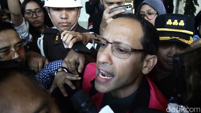 Mantan Menteri Pendidikan, Kebudayaan, Riset, dan Teknologi (Mendikbudristek) Nadiem Makarim resmi ditetapkan sebagai tersangka kasus dugaan korupsi pengadaan laptop Chromebook. Kejaksaan Agung langsung menahan Nadiem pada Kamis (4/9/2025).