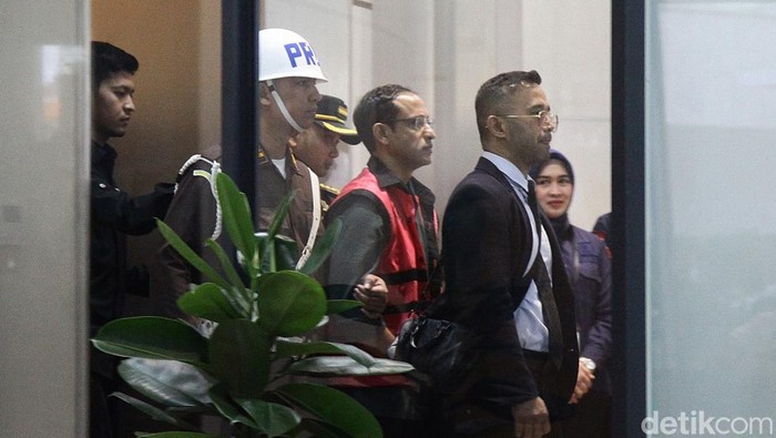 Potret Nadiem Makarim Jadi Tersangka Kasus Korupsi Laptop Rp 2 Triliun Mantan Menteri Pendidikan, Kebudayaan, Riset, dan Teknologi (Mendikbudristek) Nadiem Makarim resmi ditetapkan sebagai tersangka kasus dugaan korupsi pengadaan laptop Chromebook. Kejaksaan Agung langsung menahan Nadiem pada Kamis (4/9/2025).