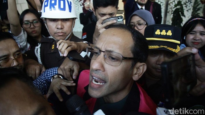 Mantan Menteri Pendidikan, Kebudayaan, Riset, dan Teknologi (Mendikbudristek) Nadiem Makarim resmi ditetapkan sebagai tersangka kasus dugaan korupsi pengadaan laptop Chromebook. Kejaksaan Agung langsung menahan Nadiem pada Kamis (4/9/2025).