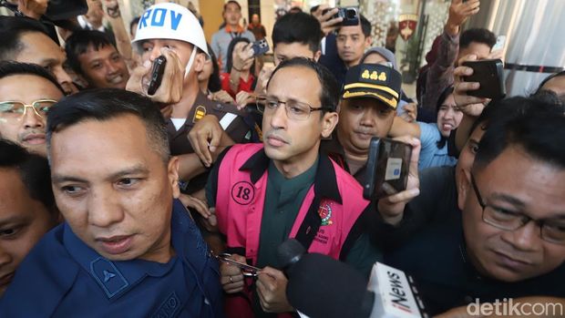 Mantan Menteri Pendidikan, Kebudayaan, Riset, dan Teknologi (Mendikbudristek) Nadiem Makarim resmi ditetapkan sebagai tersangka kasus dugaan korupsi pengadaan laptop Chromebook. Kejaksaan Agung langsung menahan Nadiem pada Kamis (4/9/2025).