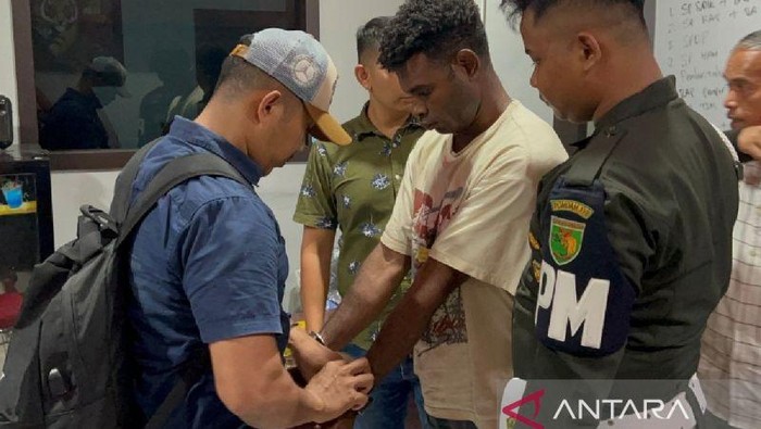 Pratu TB (kedua kanan), tersangka pelaku penembakan terhadap warga sipil di kawasan Entrop, Kota Jayapura, Rabu malam (3/9/2025). (ANTARA/HO-Dokumentasi)