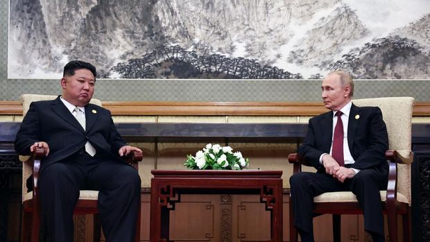 Presiden Rusia Vladimir Putin dan pemimpin Korea Utara Kim Jong Un menghadiri pertemuan di Beijing, Cina, 3 September 2025. (Sputnik/Alexander Kazakov/Pool via REUTERS)