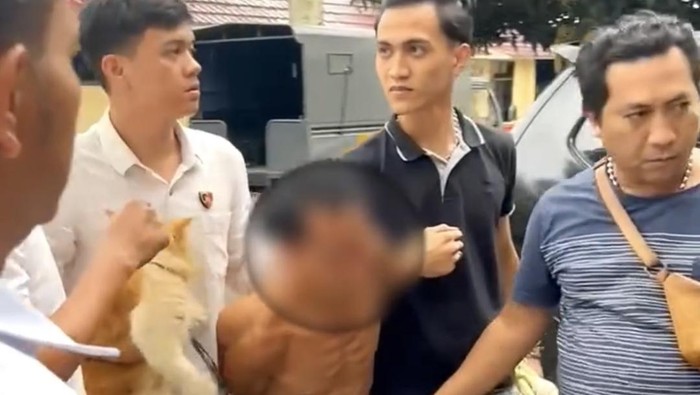 Pria penjagal kucing di Pagar Alam saat ditangkap polisi.