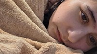 Buat kalian juga, jangan pernah abaikan sinyal yang tubuh kasih. Bagaimanapun, tubuh inilah yang setiap hari menopang kita—dia juga butuh kita jaga dan prioritaskan. Stay healthy and safe, semuanya, tutur Prilly.  Foto: dok instagram Prilly Latuconsina