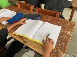 Perjuangan Mencetak Anak-anak Penjaga Eksistensi Aksara Sunda