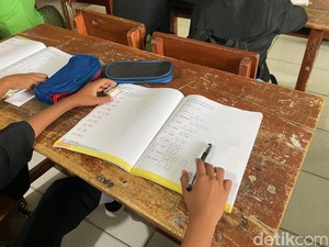 Perjuangan Mencetak Anak-anak Penjaga Eksistensi Aksara Sunda
