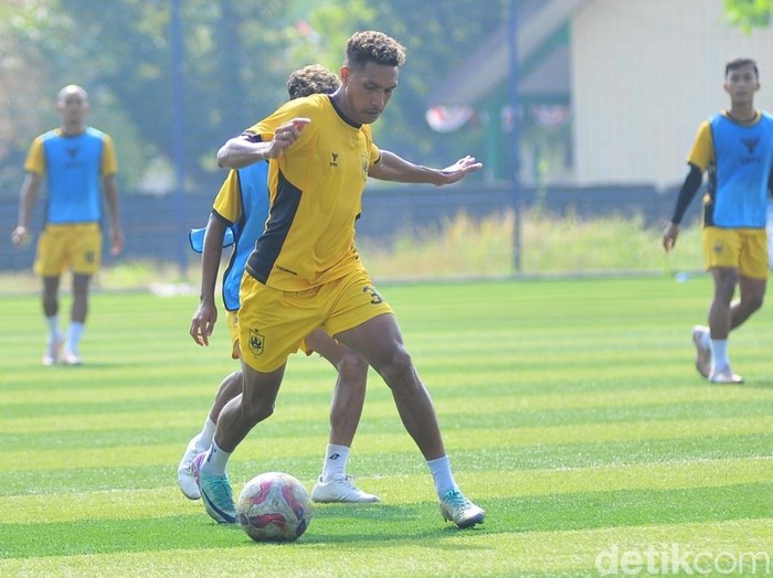 Pemain PSIS Semarang Delvin Rumbino dalam sesi latihan di Lapangan Wisesa, Mranggen, Demak, Kamis (4/9/2025).