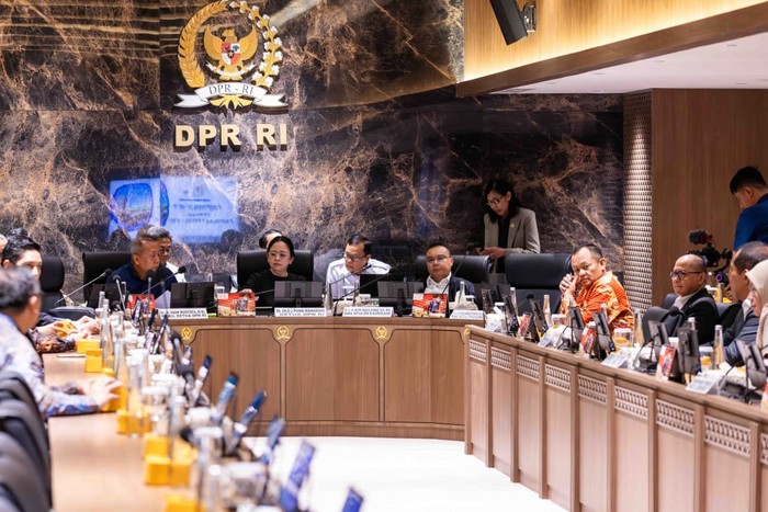 Ketua DPR Puan Maharani memimpin pertemuan pimpinan DPR dengan seluruh pimpinan fraksi partai politik di DPR, Jakarta, Kamis (4/9/2025).