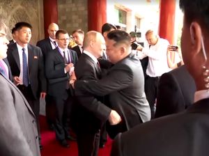 Video: Pelukan Terakhir Putin-Kim Jong Un Sebelum Meninggalkan Beijing
