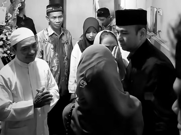 Raffi Ahmad Raffi Ahmad mendatangi rumah Affan Kurniawan bersama Amy Qanita.