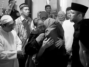 Potret Hitam Putih Raffi Ahmad dan Mama Amy Datangi Rumah Affan Kurniawan